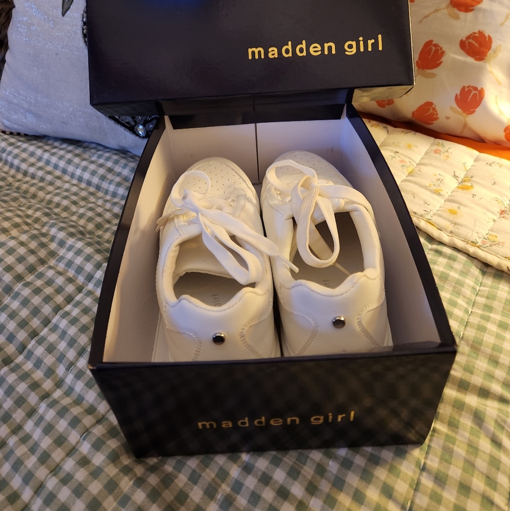 Madden Girl White " Jessica " Sneakers 👟 Size 9